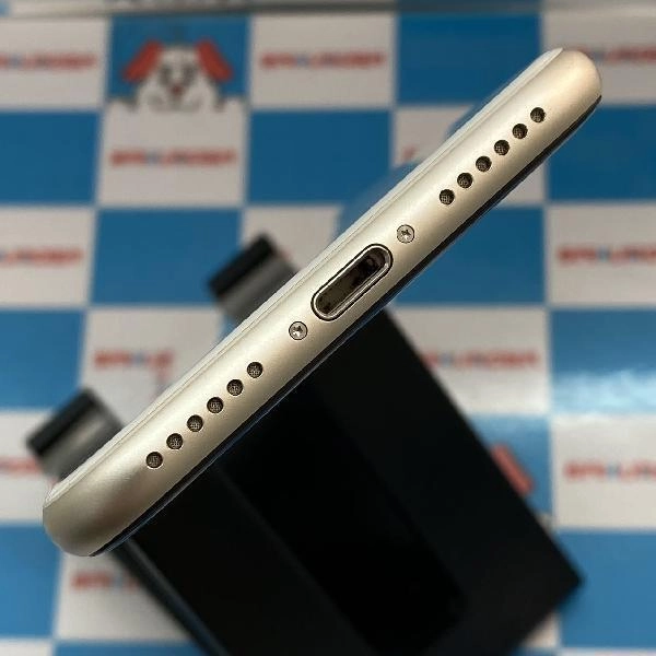 iPhoneSE 第3世代 docomo版SIMフリー 64GB MMYD3J/A A2782 新品同様