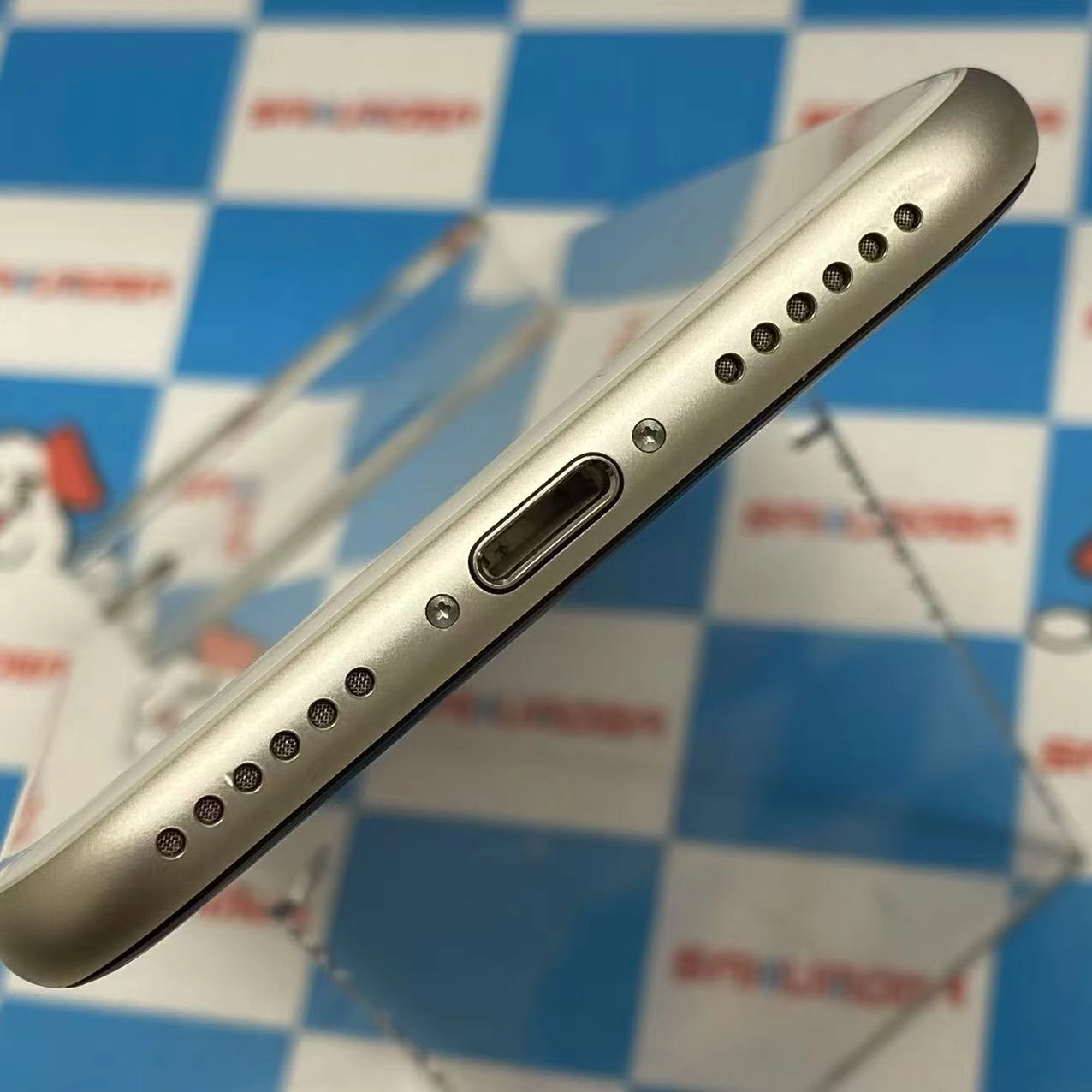 iPhoneSE 第3世代 64GB スターライト MMYD3J/A AU版SIMフリー