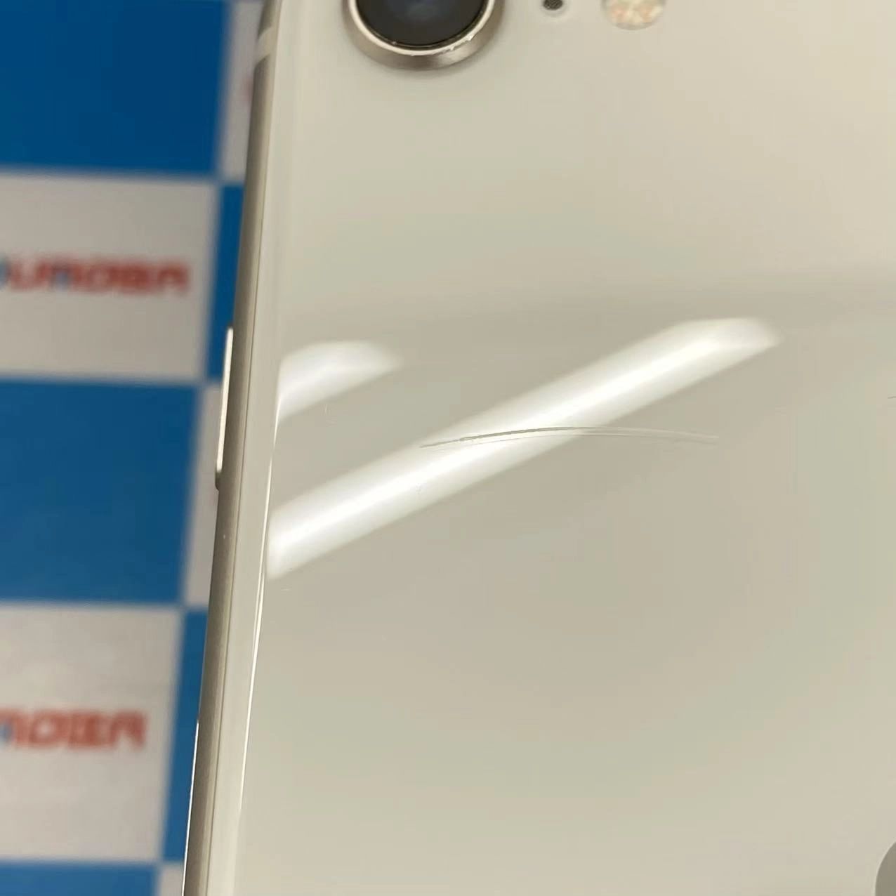 iPhoneSE 第3世代 128GB スターライト MMYG3J/A docomo版SIMフリー