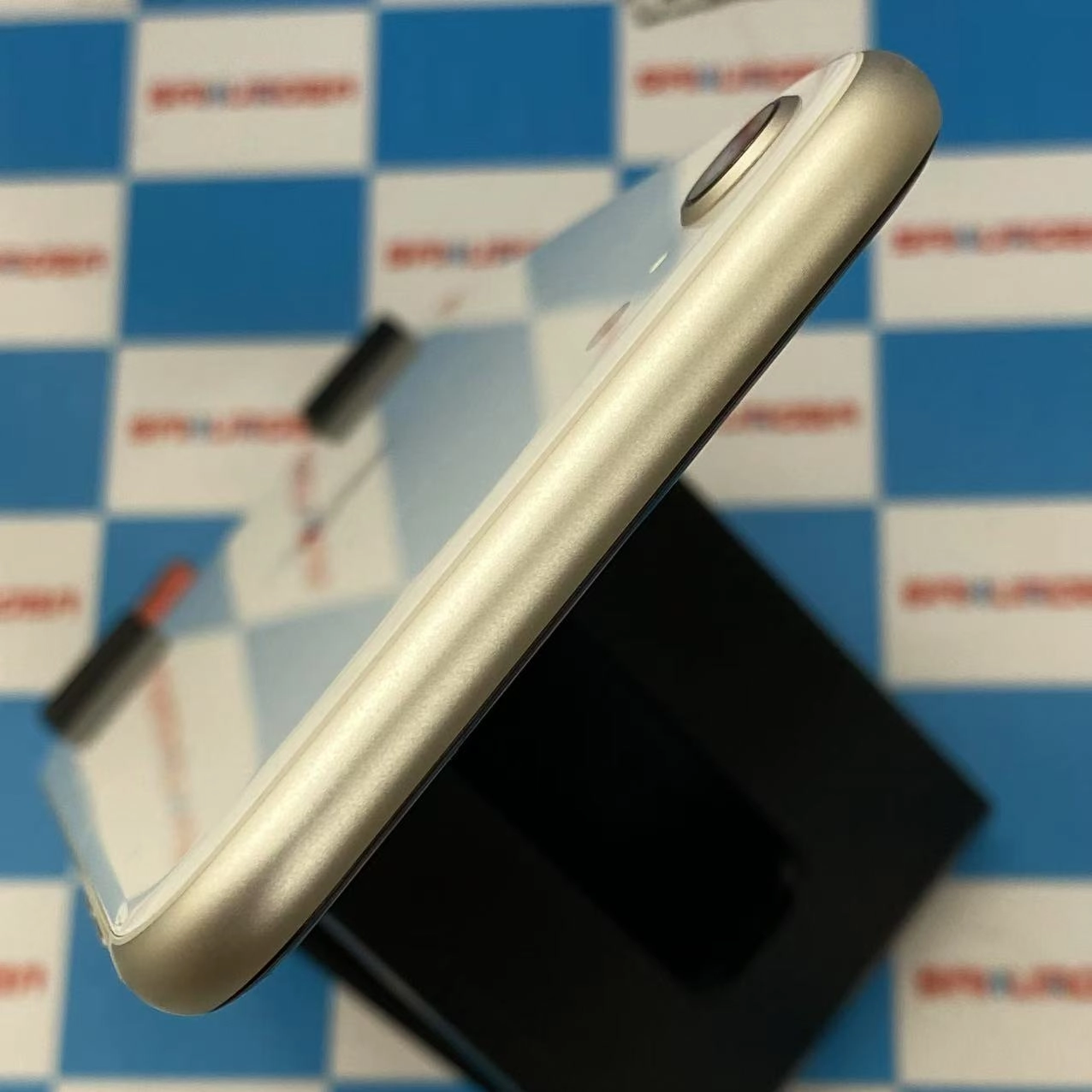 iPhoneSE 第3世代 128GB スターライト MMYG3J/A docomo版SIMフリー 美品
