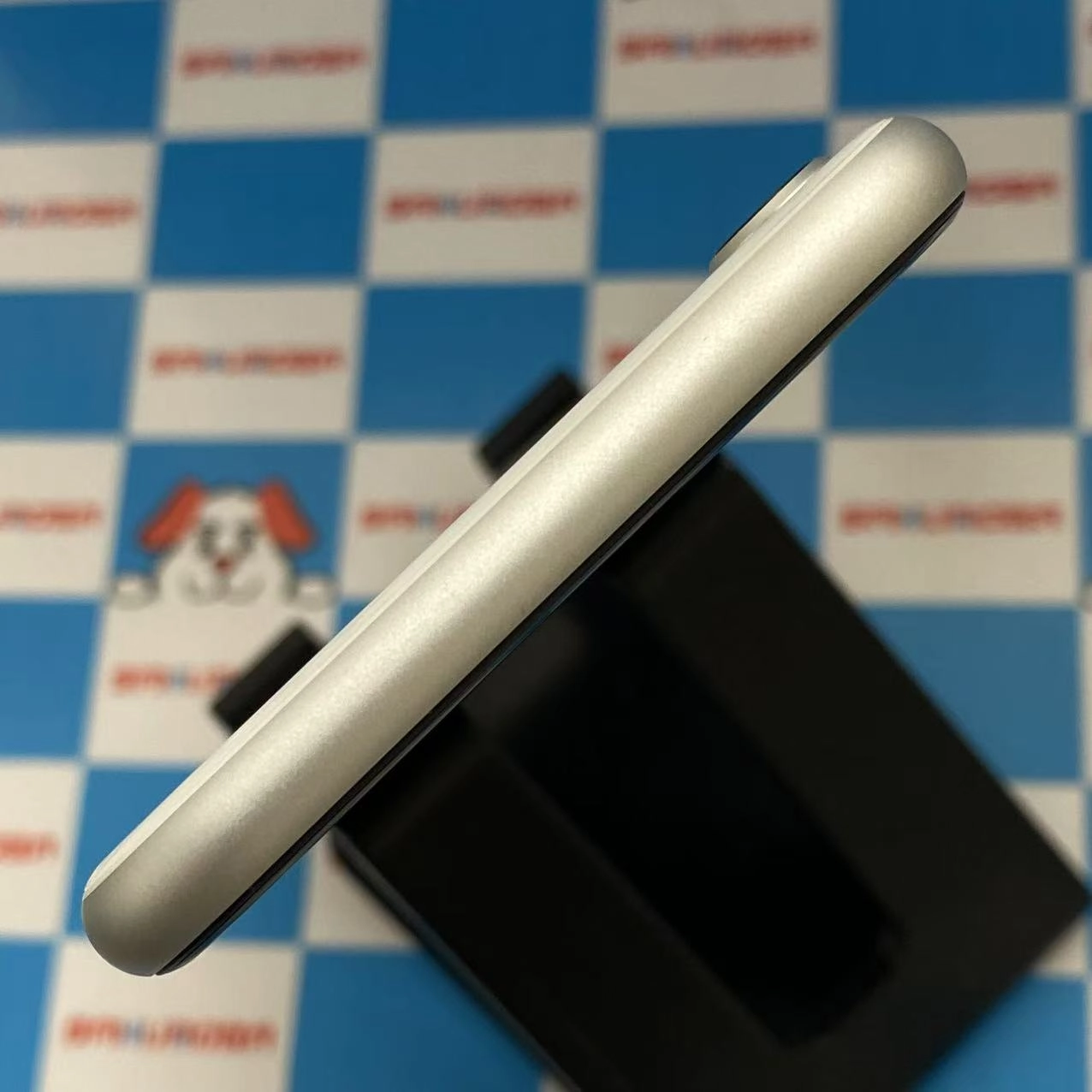 iPhoneSE 第2世代 64GB ホワイト MHGQ3J/A docomo版SIMフリー