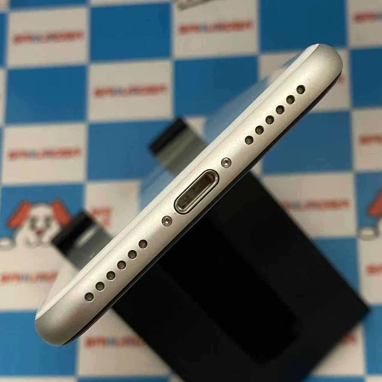 iPhoneSE 第2世代 64GB ホワイト MHGQ3J/A docomo版SIMフリー 美品