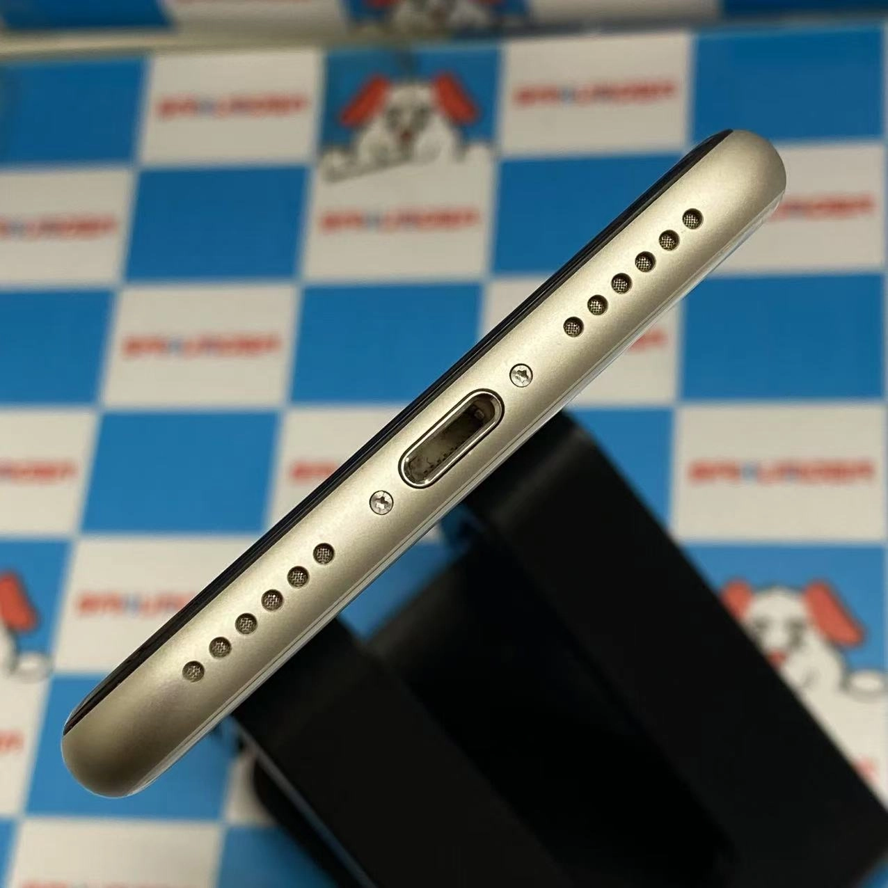 iPhoneSE 第3世代 64GB スターライト MMYD3J/A AU版SIMフリー 美品