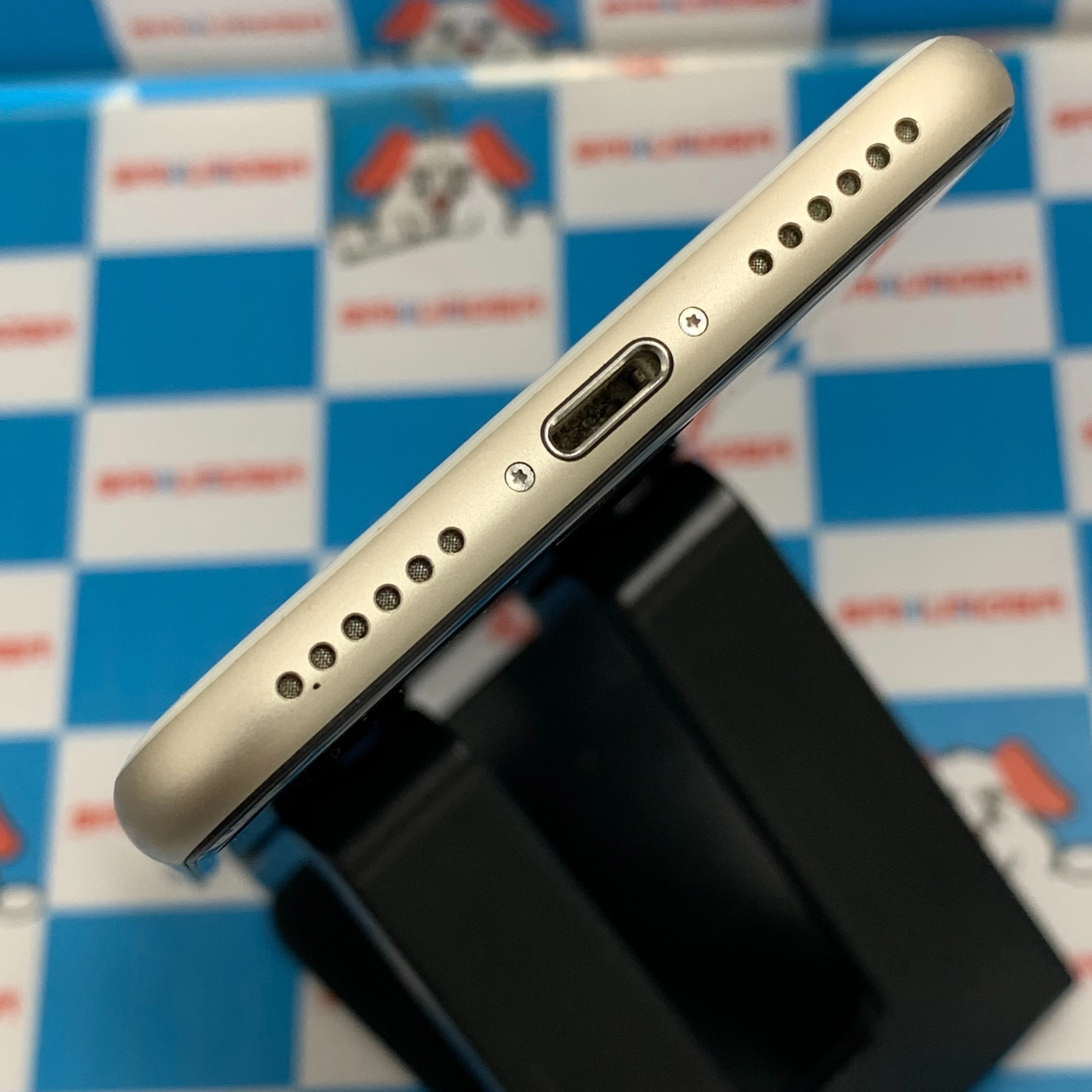 iPhoneSE 第3世代 64GB スターライト MMYD3J/A docomo版SIMフリー 極美品