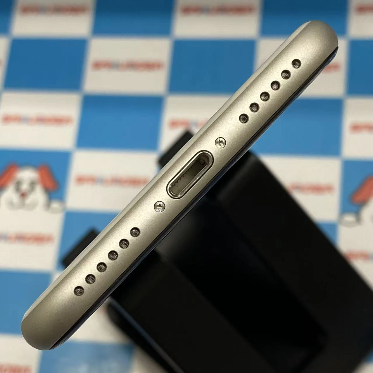 iPhoneSE 第3世代 64GB スターライト MMYD3J/A AU版SIMフリー