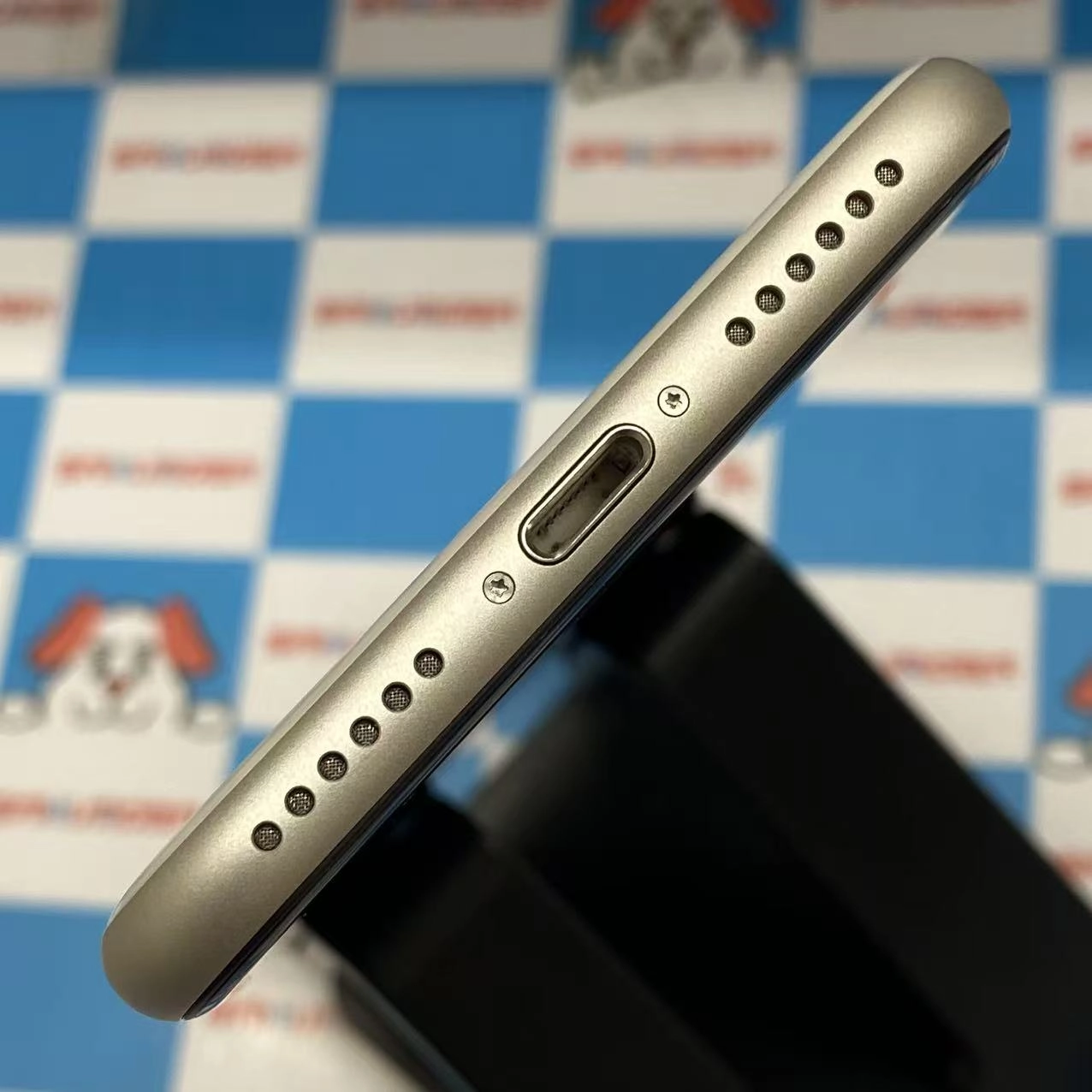 iPhoneSE 第3世代 64GB スターライト MMYD3J/A AU版SIMフリー