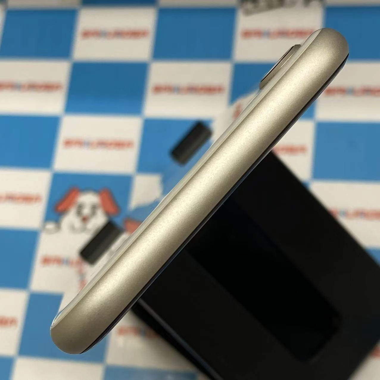 iPhoneSE 第3世代 64GB スターライト MMYD3J/A AU版SIMフリー