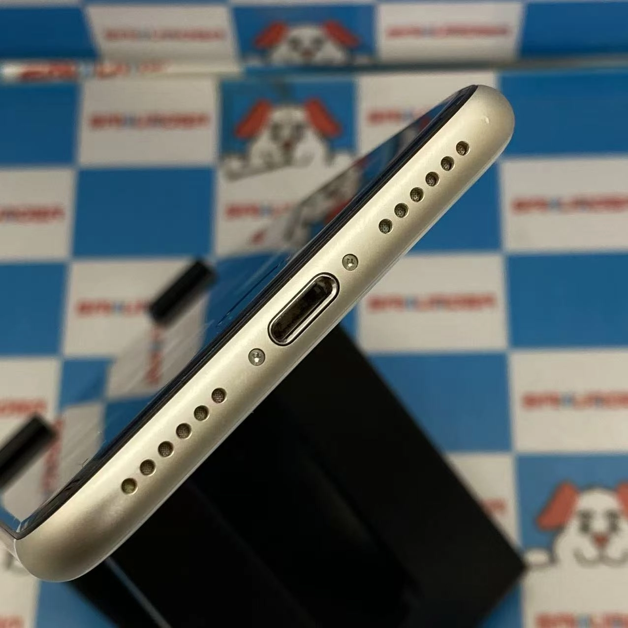 iPhoneSE 第3世代 64GB スターライト MMYD3J/A AU版SIMフリー 美品