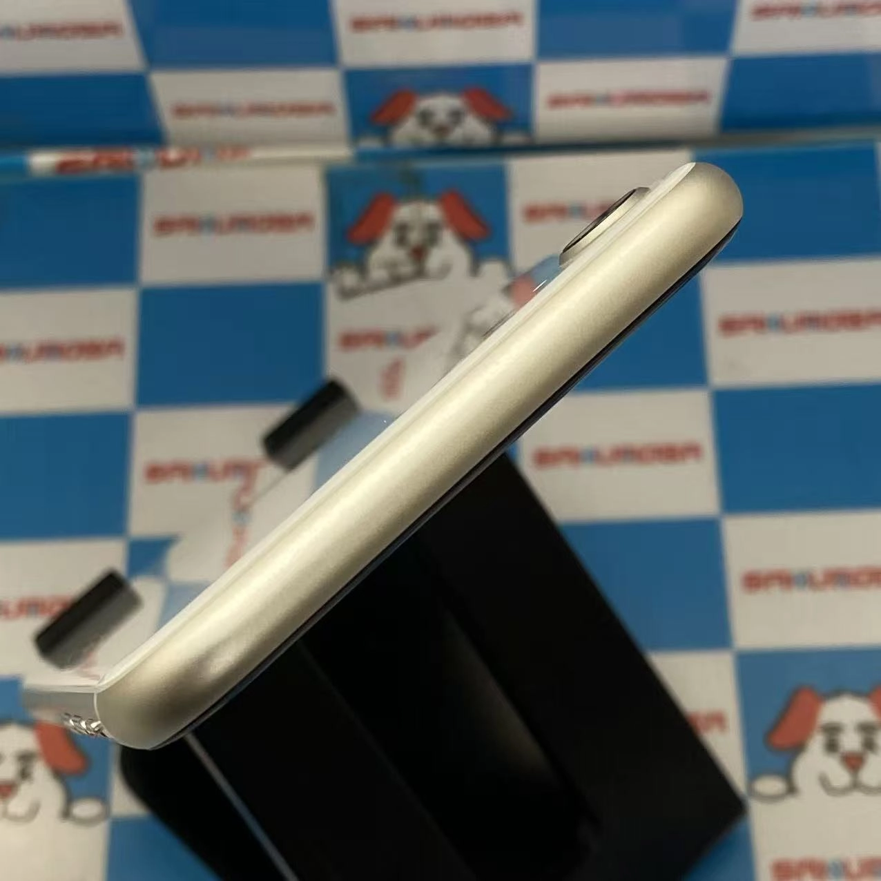 iPhoneSE 第3世代 64GB スターライト MMYD3J/A AU版SIMフリー 美品