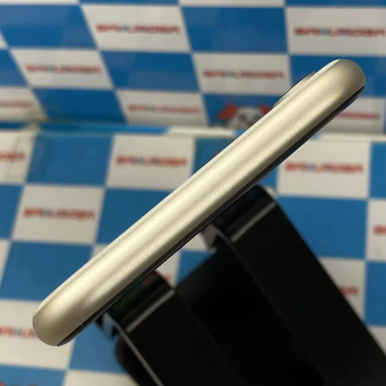 iPhoneSE 第3世代 128GB スターライト MMYG3J/A AU版SIMフリー美品