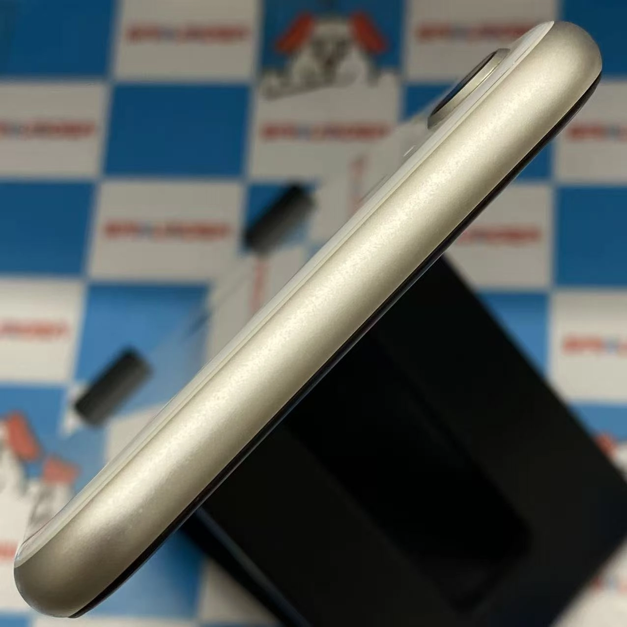 iPhoneSE 第3世代 128GB スターライト MMYG3J/A AU版SIMフリー