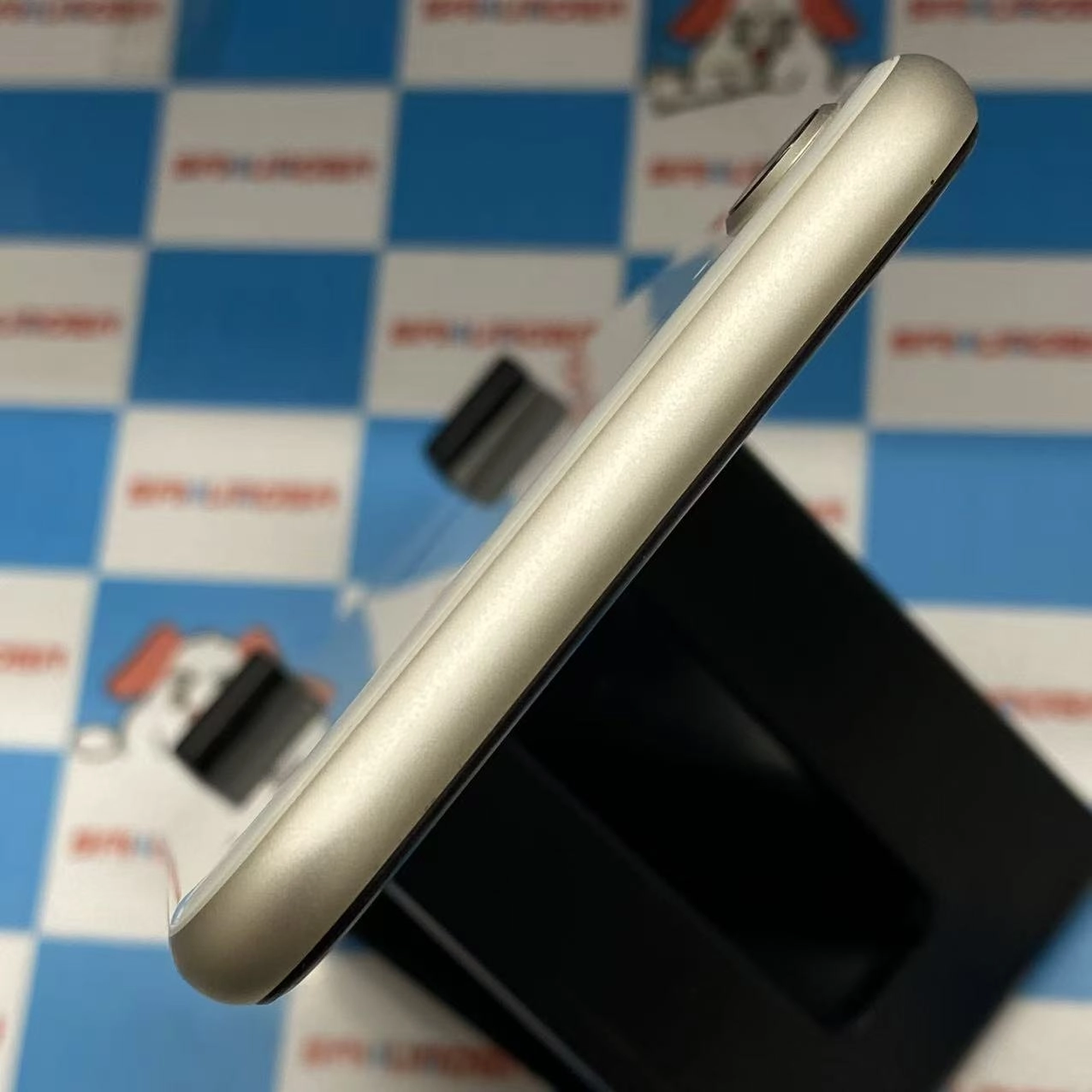 iPhoneSE 第3世代 64GB スターライト MMYD3J/A au極美品